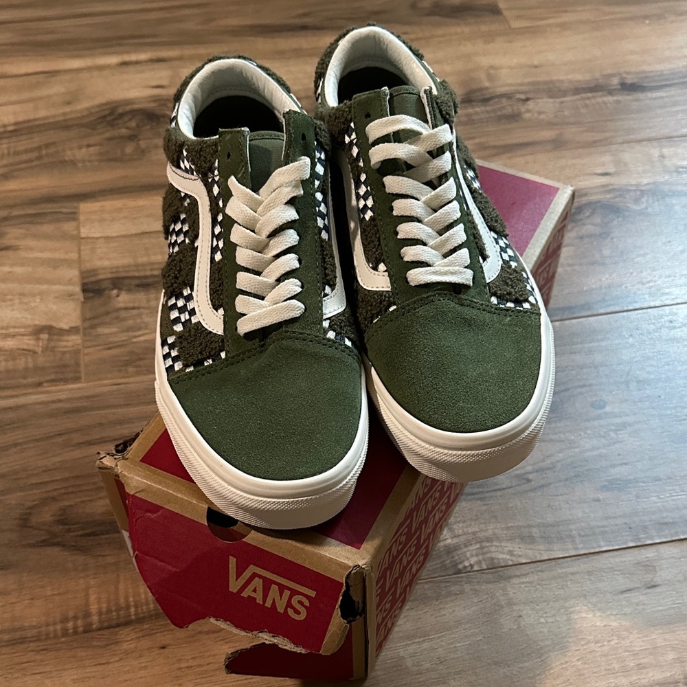 Vans Old Skool Sneakers Size 7.5 men (9 women) NWB